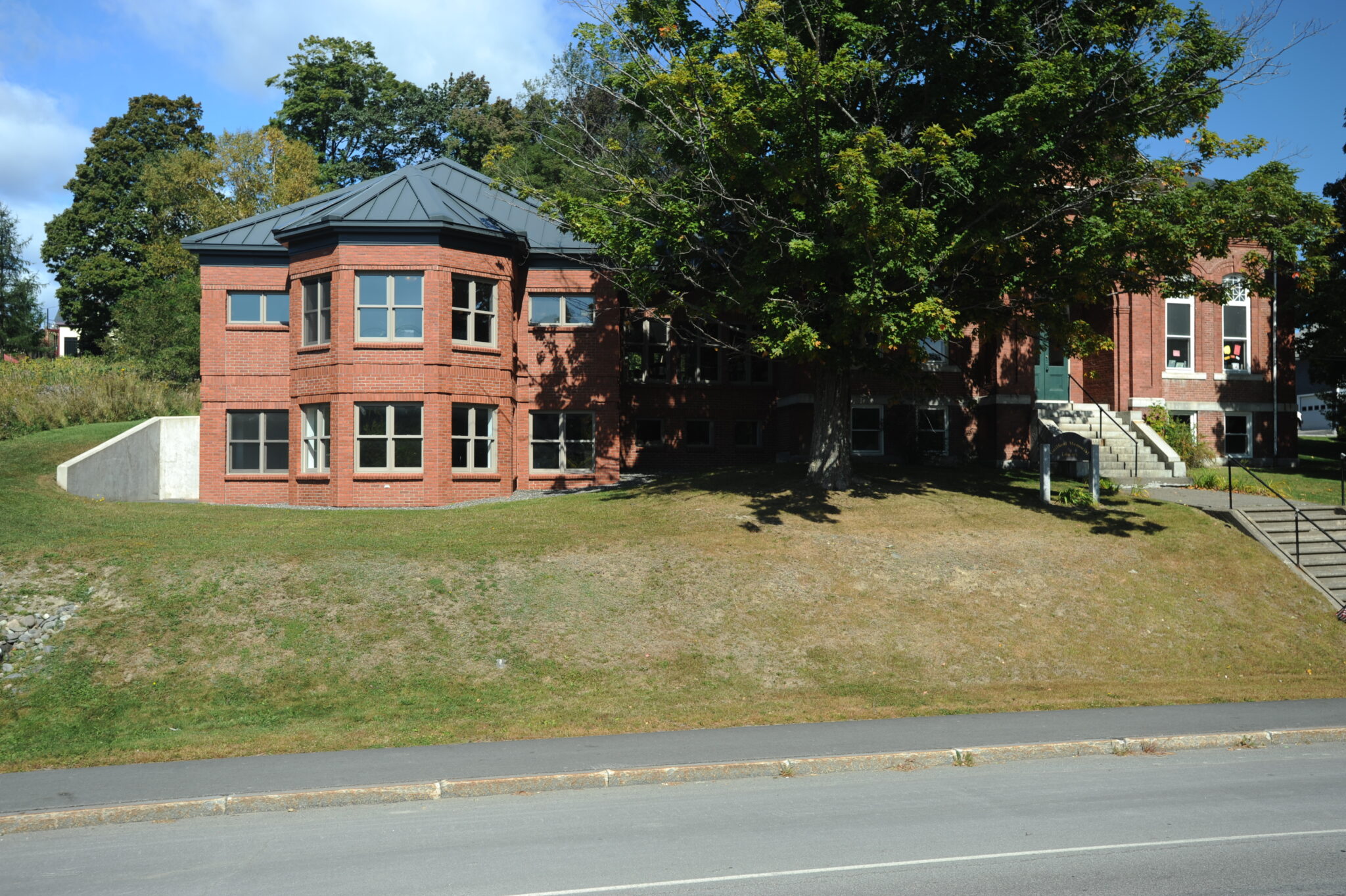 exterior photo of guilford memorial library